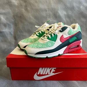 selling these Christmas air max 90 got it on release date barely worn
